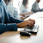 Kiedy warto współpracować z firmą informatyczną