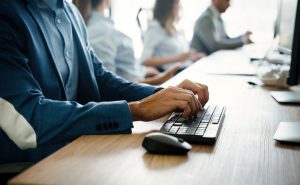 Kiedy warto współpracować z firmą informatyczną